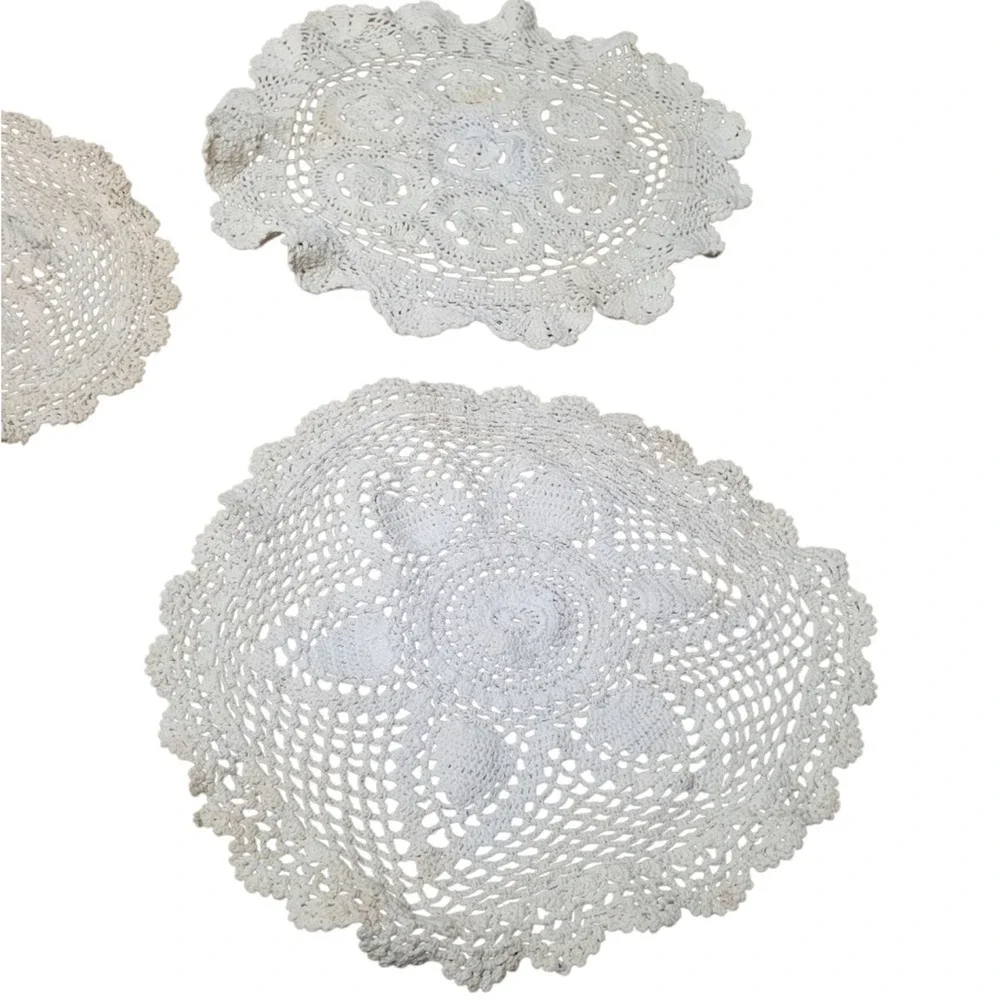Elegant White Floral Scalloped Crochet Doilies Set